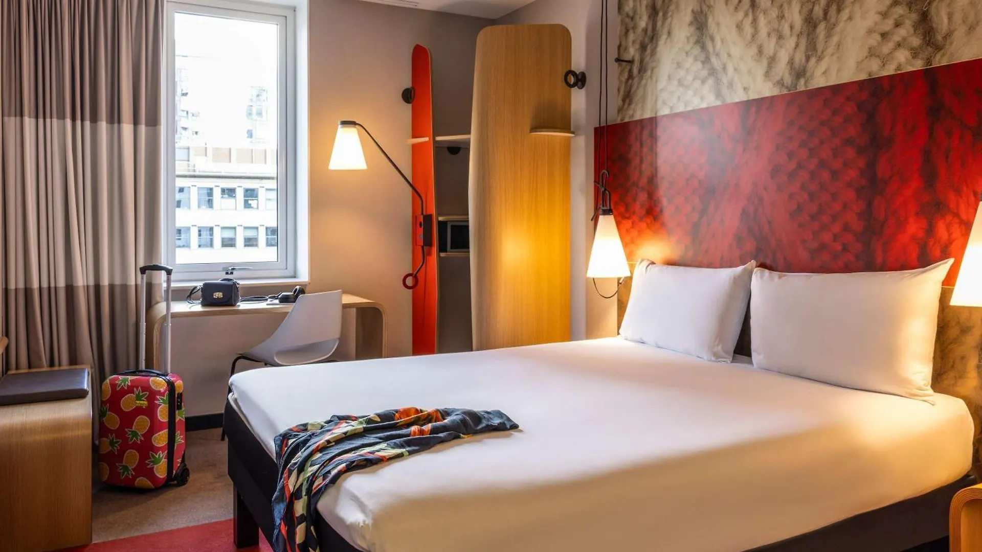 Ibis Rotterdam City Centre 3*,